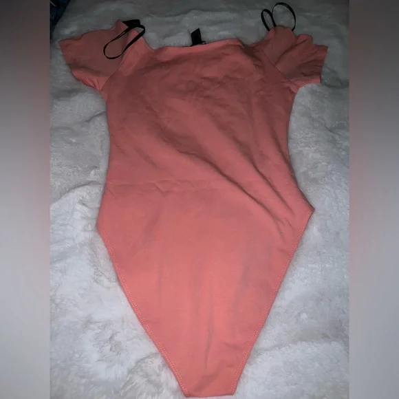 4/$10 Bundle Sale: NWOT Forever 21 Off Shoulder Short Sleeve Bodysuit - Picture 4 of 4